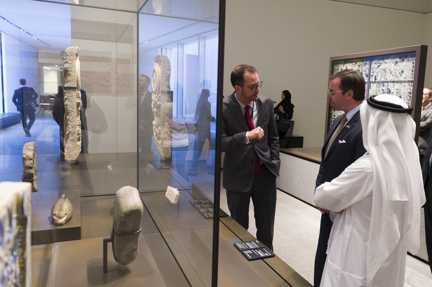 Le Grand-Duc héritier et Manuel Rabaté, directeur du Louvre Abu Dhabi, pendant la visite de la délégation au musée. (Photo: SIP/Jean-Christophe Verhaegen)