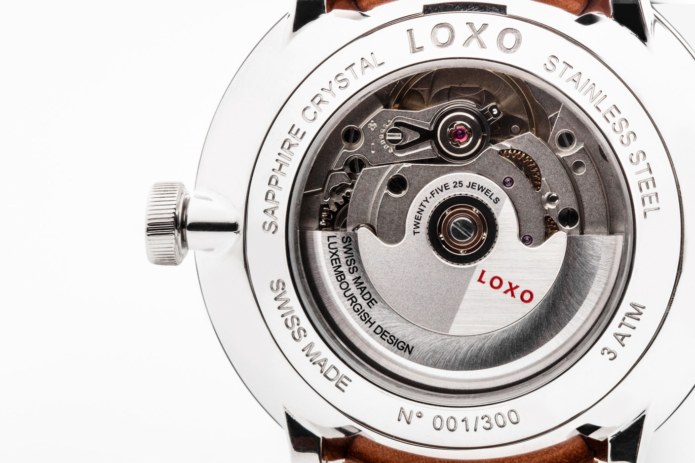 Roventa Henex assemble le mécanisme de la montre Loxo.  (Photo: Patricia Pitsch / Maison Moderne)