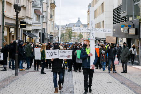 Le week-end passé, le secteur de l’horeca a manifesté dans les rues de Luxembourg pour une nouvelle fois attirer l’attention sur la situation dramatique dans laquelle se trouvent notamment cafetiers et restaurateurs. (Photo: Matic Zorman/Maison Moderne)