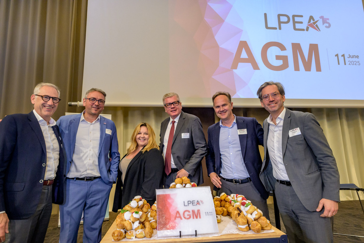 A cake to celebrate the LPEA’s 15th anniversary. L to r: Hans-Jürgen Schmitz (Mangrove Capital Partners / LPEA), Stéphane Pesch, Evi Gkini, Claus Mansfeldt (LPEA), Robert Van Kerkhoff (BNP Paribas Securities Services) and Luis Galveias (LPEA), 11 June 2025. Photo: Nader Ghavami