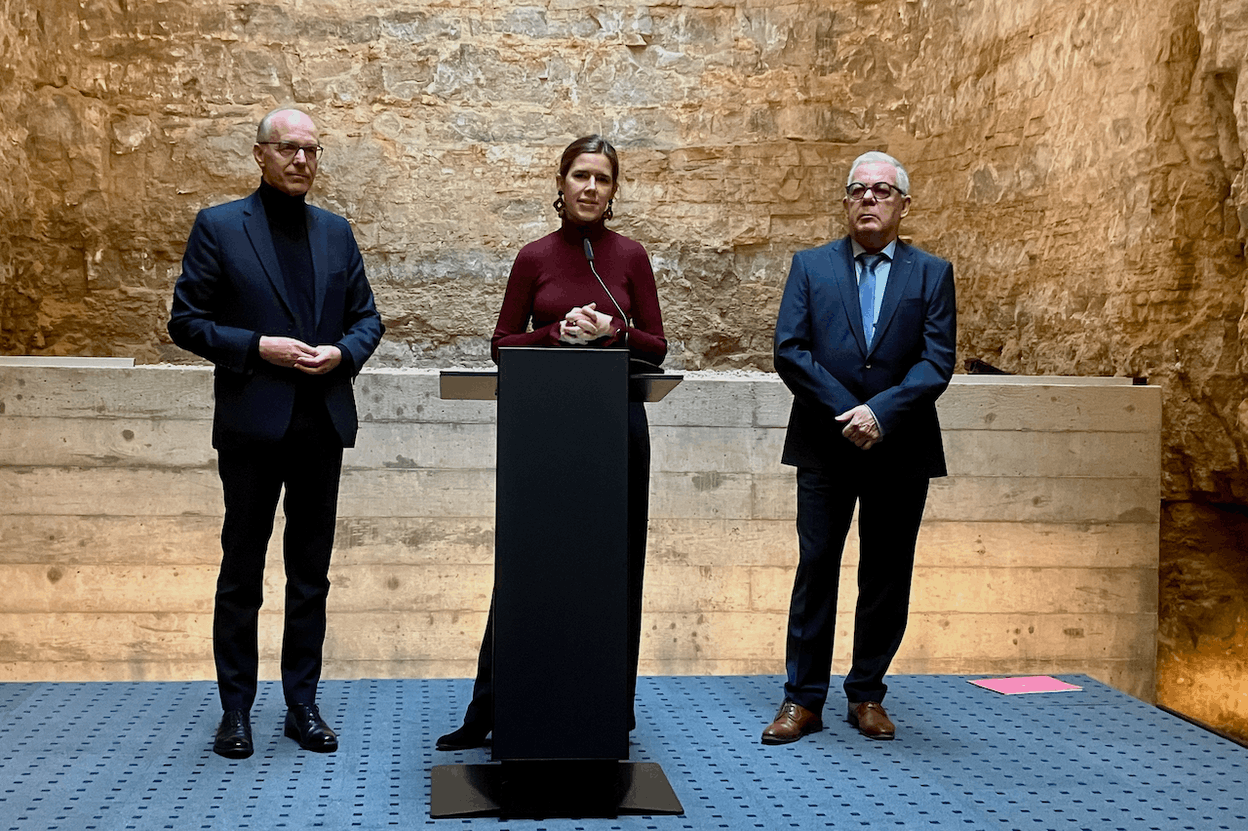 Prime Minister Luc Frieden, Minister Delegate for the Media Elisabeth Marge and Roger Infalt representing the Press Council, on the occasion of the government’s best wishes to the press. (Photo: Marc Fassone/Paperjam)