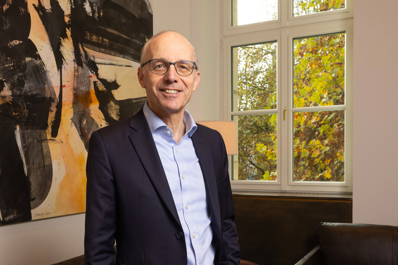 C’est en 2025 que la population s’apercevra vraiment de l’impact des mesures prises par le gouvernement depuis son arrivée au pouvoir, dit le Premier ministre, Luc Frieden, dans son bureau. (Photo: Guy Wolff/Maison Moderne)