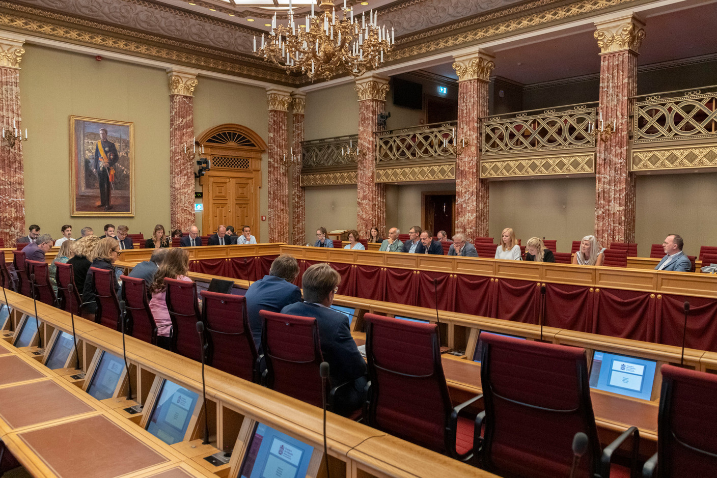 La réunion de la commission avait lieu en salle plénière à la Chambre des députés. Chambre des députés