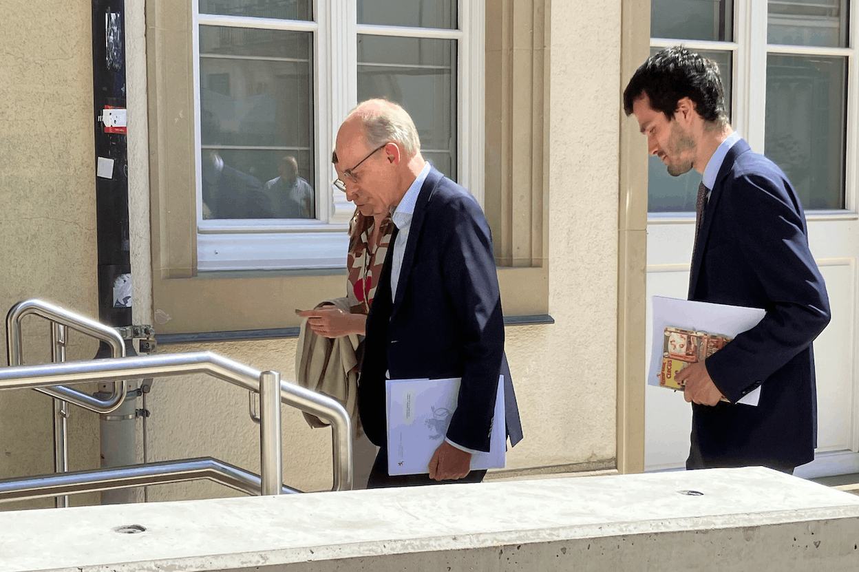 Luc Frieden arrived relaxed at the Chamber of Deputies for his hearing before the Caritas Select Committee. (Photo: Marc Fassone/Maison Moderne)