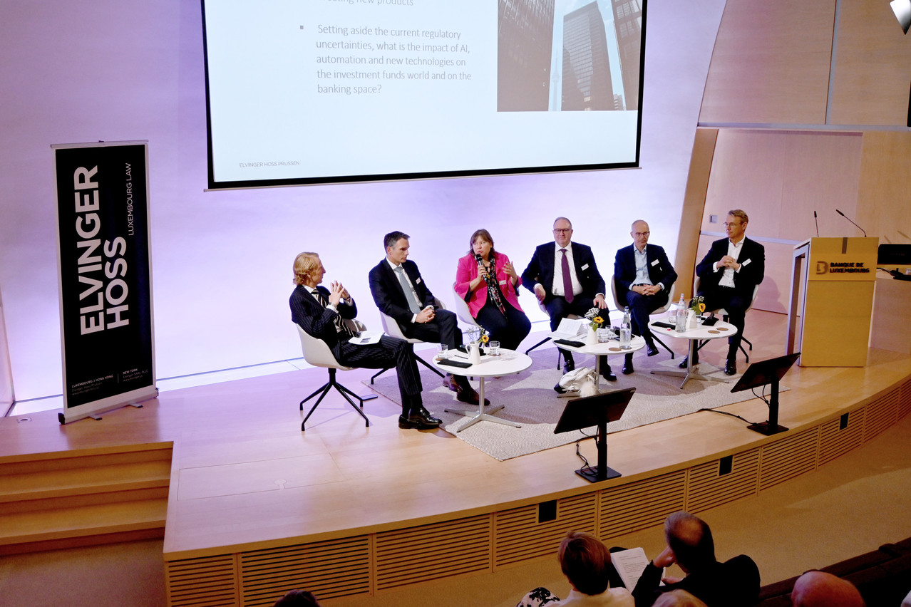  Henri Wagner (Elvinger Hoss Prussen), Jerry Grbic (ABBL), Corinne Lamesch (Alfi), Pierre Ahlborn (Banque de Luxembourg), Luc Frieden (ancien ministre des Finances) et Pit Reckinger (Elvinger Hoss Prussen) ont participé à la conférence consacrée à l’avenir de la place financière. (Photo: Jesper Pedersen/Elvinger Hoss Prussen)
