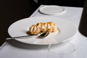 Tiramisu aux coings, avec de la poudre de peau de coing sur le dessus. (Photo: Kevin Eiffener/Mikado)
