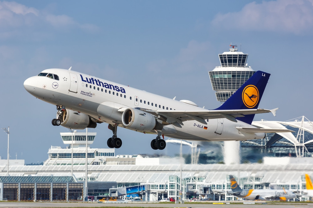 La compagnie aérienne allemande Lufthansa a annoncé l’annulation de près de 800 vols ce vendredi 2 septembre suite à un mouvement social de ses pilotes après l’échec des négociations avec le syndicat Vereinigung Cockpit. (Photo: Shutterstock)