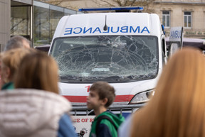 As part of its Ukraine is calling campaign, Luxembourg organisation LUkraine on Saturday installed an ambulance from the war-torn country in Esch Guy Wolff/Maison Moderne