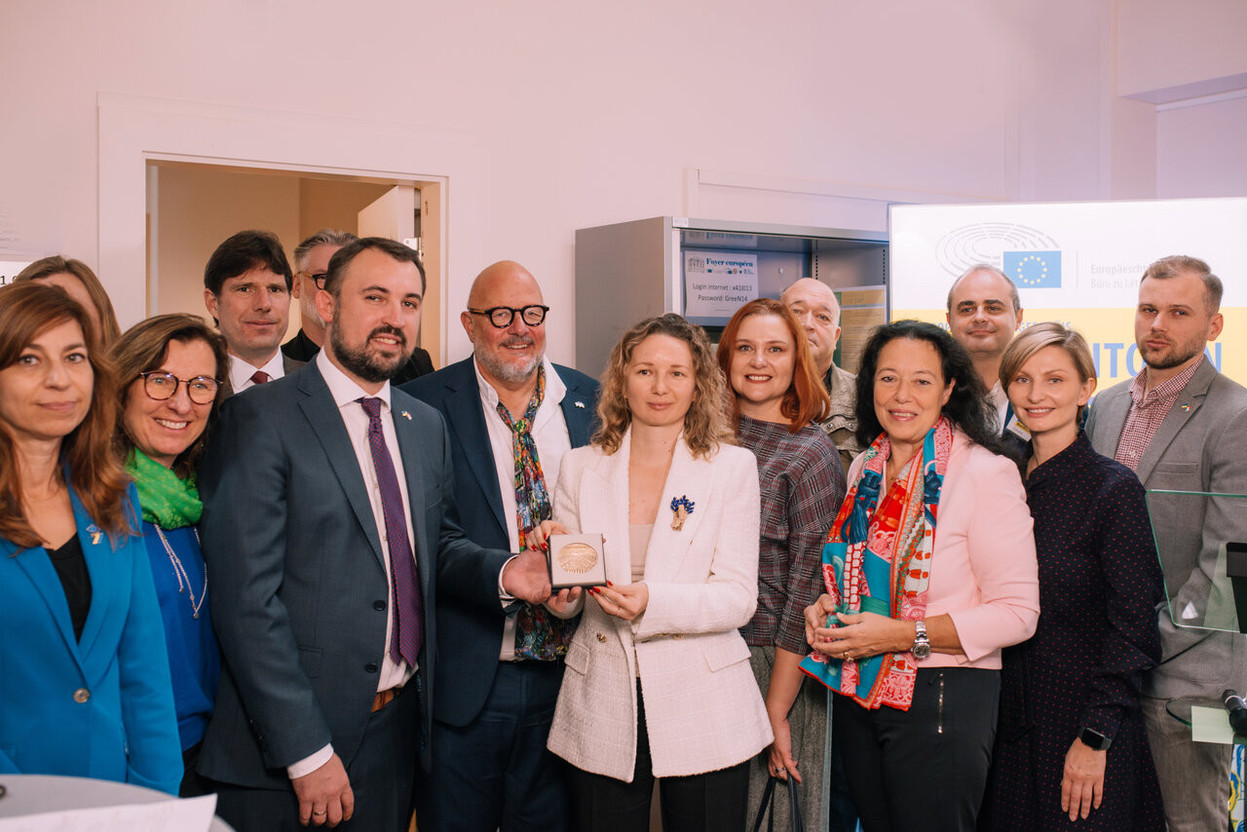 LUkraine team with Marc Angel, Vice President of the European Parliament; Anne Calteux, Head of Representation of the European Commission in Luxembourg; Tilly Metz, Member of the European Parliament; and Isabel Wiseler-Lima, Quaestor of the European Parliament, at the award ceremony. (Photo: Kateryna Mostova)