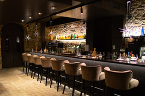 In the entrance hall, a large bar invites you to sit down for a drink.  Archive photo: Maison Moderne