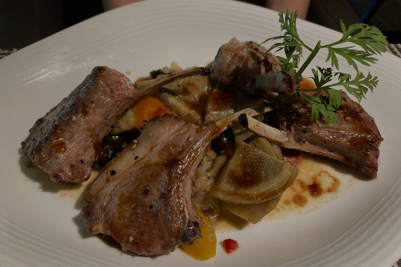 The lamb chops are served with vinegared raspberries and ginger artichokes. Photo: Paperjam.lu