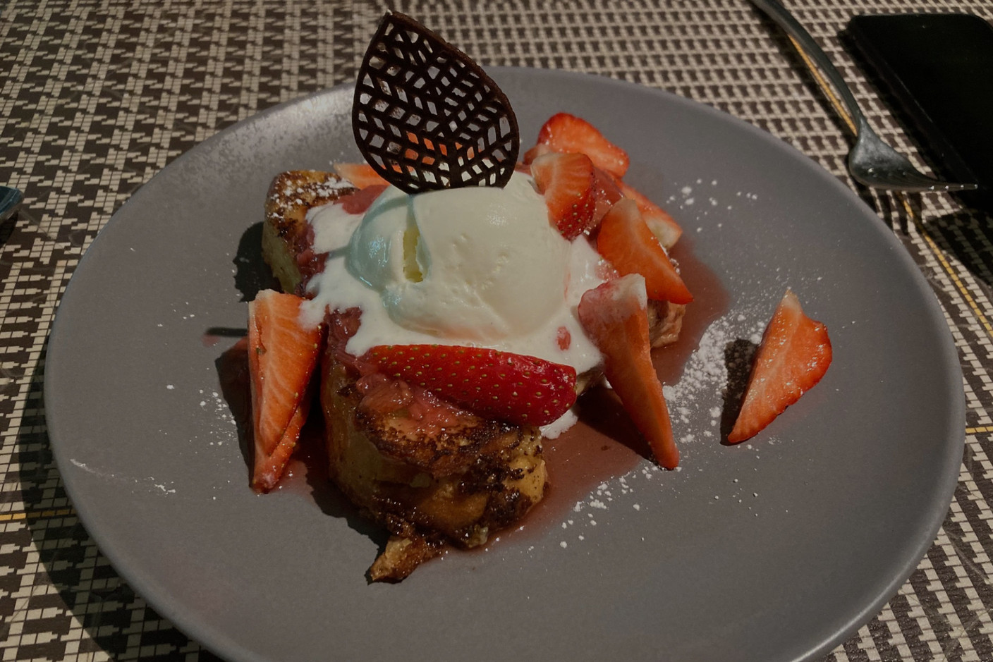 The perfect indulgent dessert: French toast and strawberries with yoghurt ice cream. Photo: Paperjam.lu