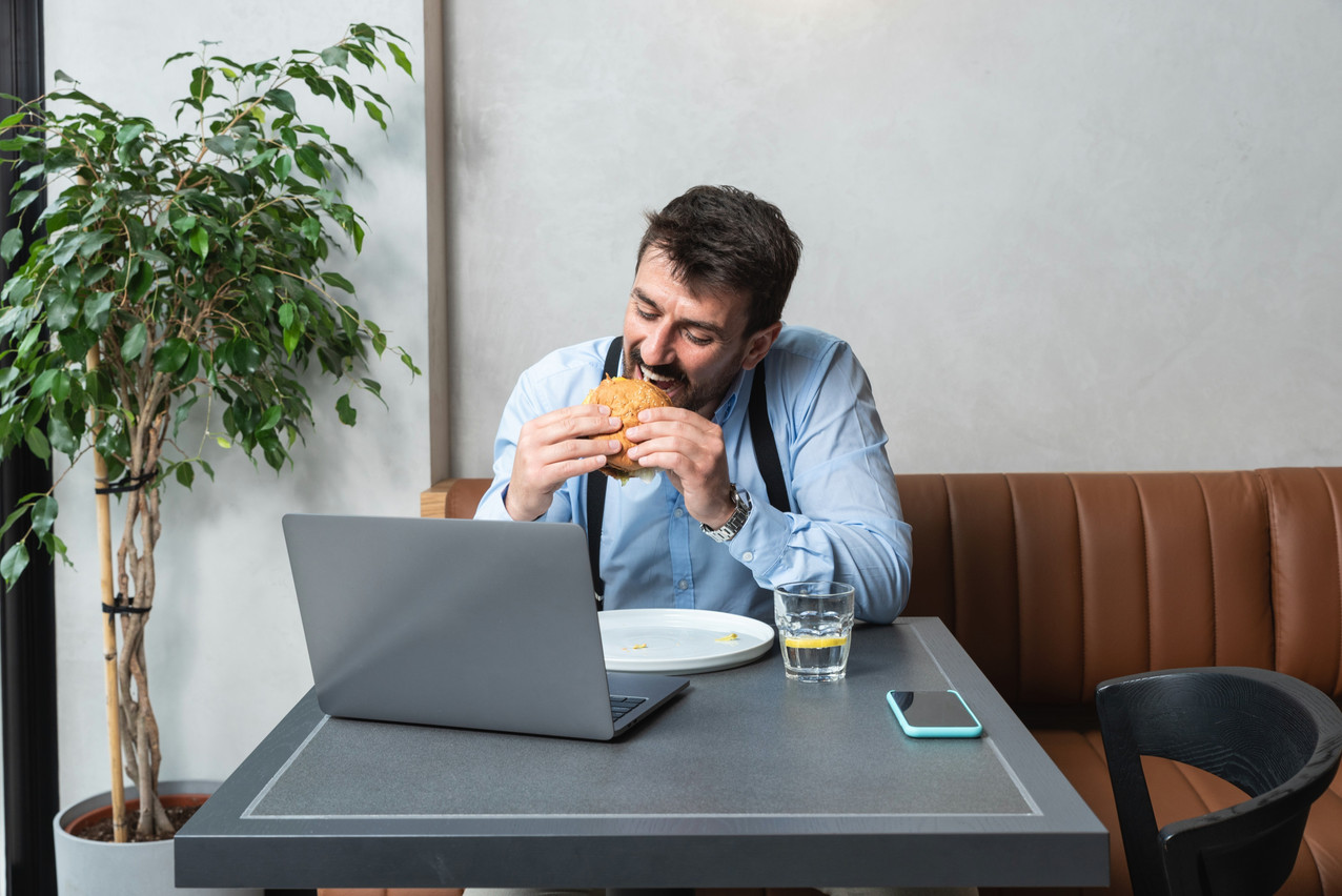 Not always easy to take a “proper” break at lunchtime. (Photo: Shutterstock)