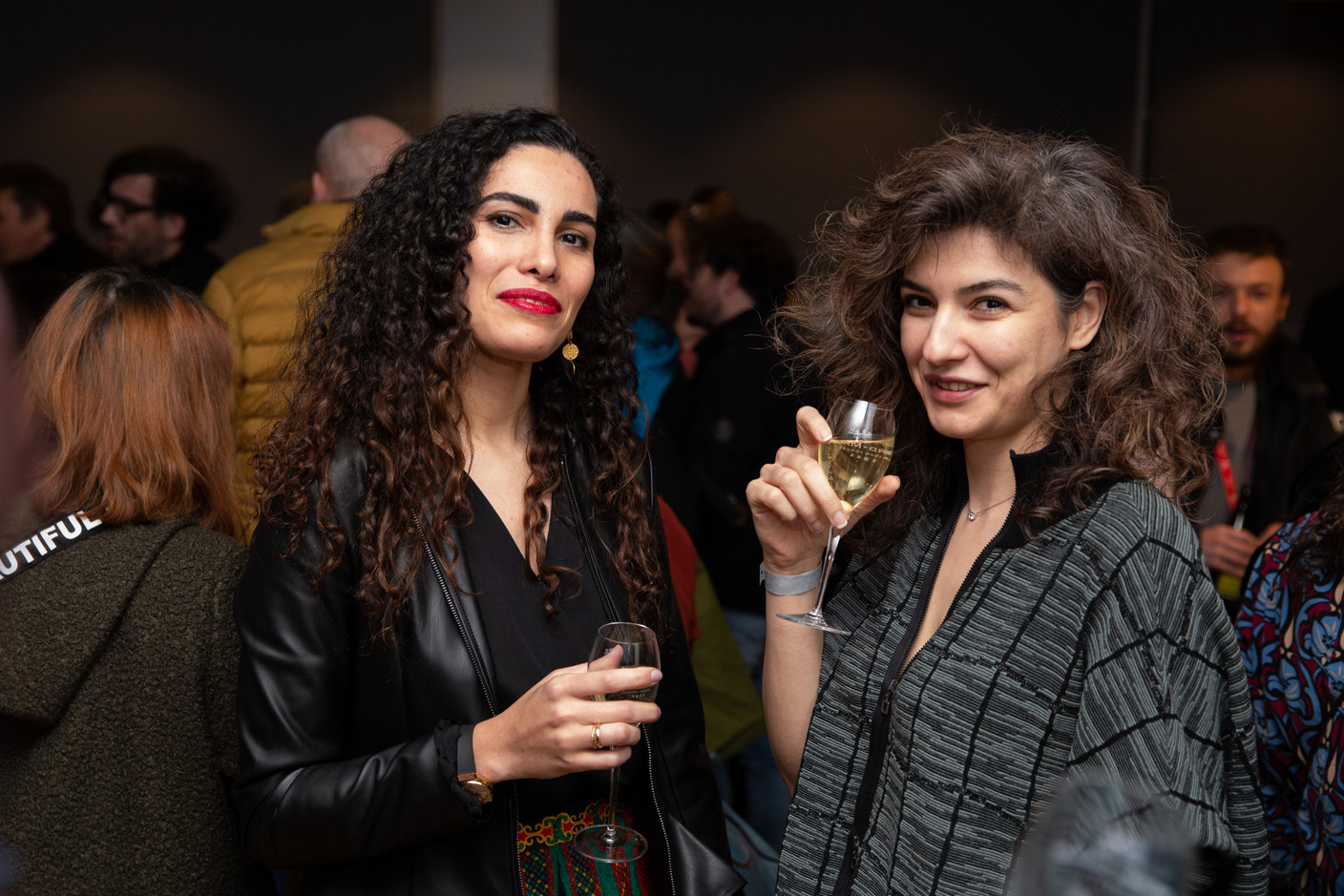Raha Razavi Ghashghai, cinéaste et membre du comité artistique du LuxFilmFest, et Sheyda Vatankhah, architecte. (Photo: Romain Gamba/Maison Moderne)