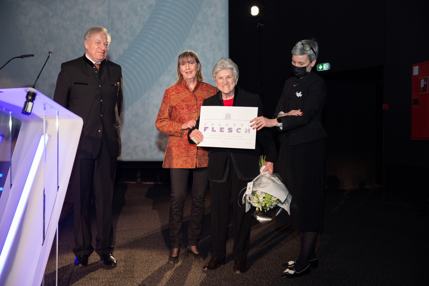 L’ancienne présidente du festival, Colette Flesch, a reçu des mains de Georges Santer, Lydie Polfer et Sam Tanson un certificat la nommant officiellement présidente d’honneur. (Photo: Romain Gamba/Maison Moderne)