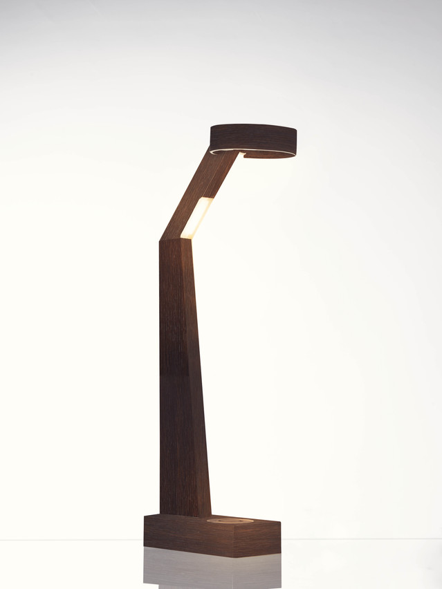 Lucia est une lampe en bois connectée dessinée par l’architecte Jean-Paul Carvalho. (Photo : Tom Di Maggio)