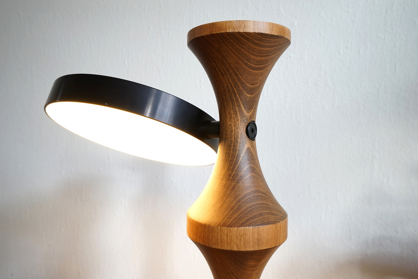 Le contraste des matériaux donne un caractère très contemporain à cette lampe.                          (Photo: Georges Zigrand)