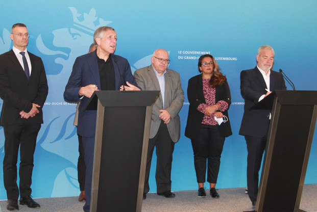 Les ministres François Bausch et Dan Kersch ont présenté les nouvelles mesures d’accompagnement pour les salariés de Luxair en présence de Nora Back (OGBL) et de Patrick Dury (LCGB).  (Photo: Sip)