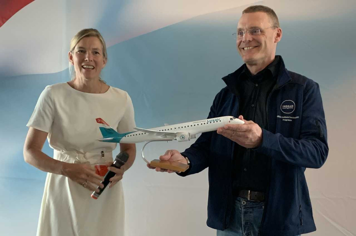 Le CEO de Luxair, Gilles Feith, l’été dernier, lors de la présentation du futur nouvel avion de Luxair, l’Embraer 192-E2, au côté de la vice-présidente commerciale et marketing de l’avionneur brésilien, Marie-Louise Philippe. (Photo: Maison Moderne/Archives)