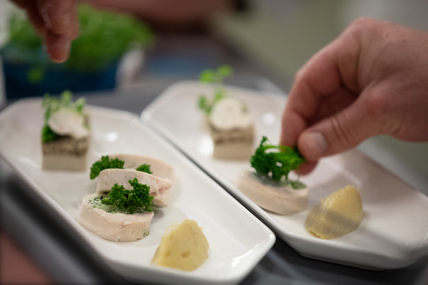 Le nouveau concept catering dédié à la classe affaires de Luxair fait la part belle au végétal et aux produits locaux.  (Photo : LuxairGroup)
