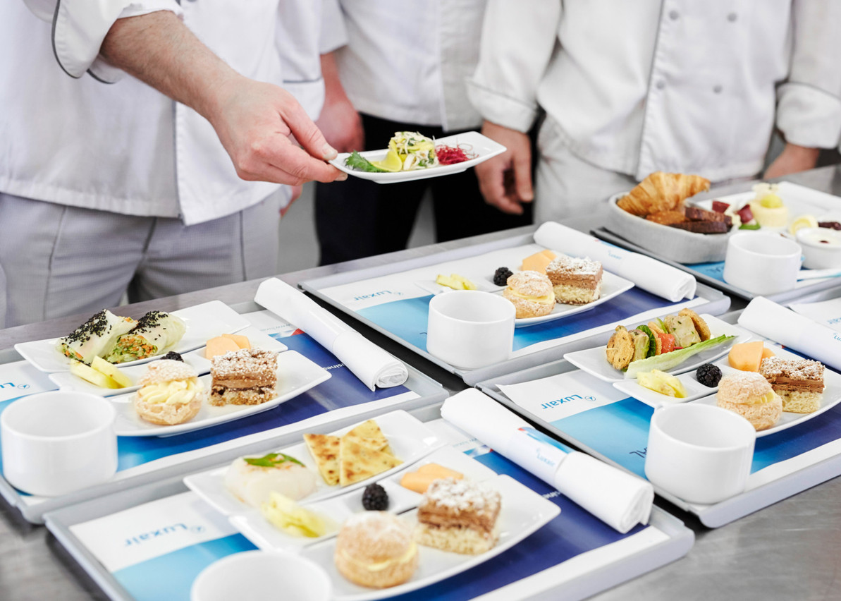 L’emballage des aliments à bord sera adapté pour éviter les contacts lors du service des repas. Les plats spéciaux sont suspendus jusqu’à nouvel ordre. (Photo: Studio Frank Weber)