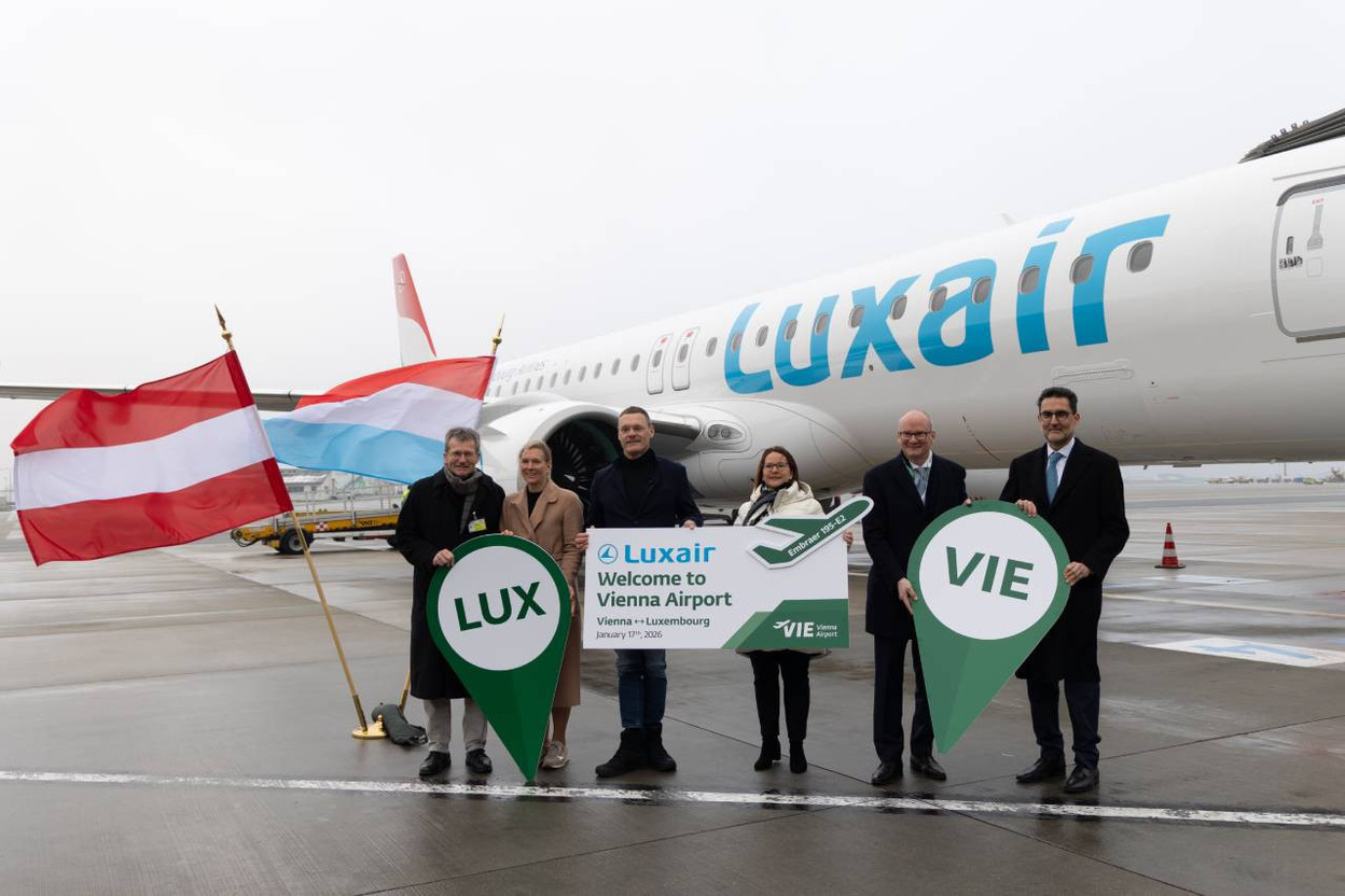 Minister for Mobility and Public Works Yuriko Backes, alongside the directors of Luxair, lux-Airport and Embraer, in front of the airline's new aircraft during its inaugural flight on the Luxembourg-Vienna route. (Photo: Luxair)