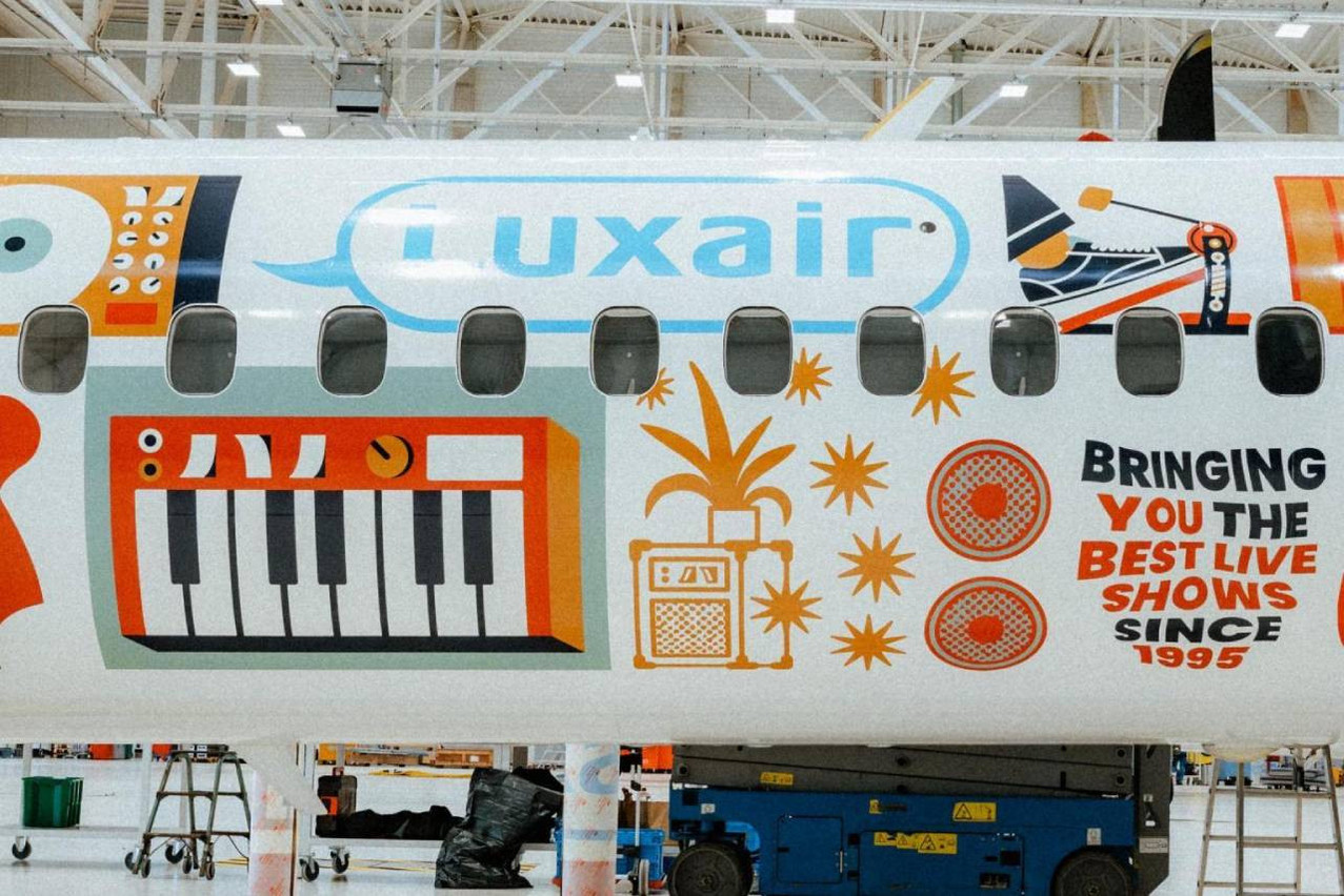L’avion présente une livrée audacieuse, créée par le designer Loïc Lusnia et inspirée de l’univers de den Atelier, avec des éléments vibrants comme des boules disco et des câbles Jack.  C’est un De Havilland Q400 (LX-LGN) de Luxair. (Photo: Mick Drulang/Den Atelier)