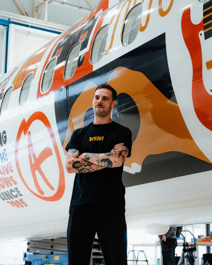 Le designer Loïc Lusnia a remporté le call for artist lancé par Luxair et den Atelier. Depuis novembre, il a travaillé sur cette livrée unique, avec un processus de création de deux mois pour les visuels et un mois supplémentaire pour la peinture à l’atelier. (Photo: Mick Drulang/den Atelier)