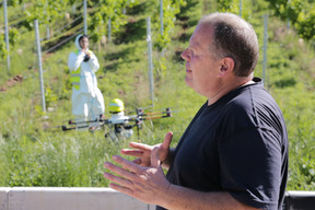 Raphaël Hannart se réjouit de l’utilisation des drones cette année, qui lui permet un gain de temps énorme par rapport au tracteur. Il attend la fin de la saison pour constater les résultats. (Photo: Romain Gamba / Maison Moderne)
