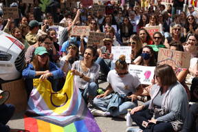 La manifestation s’est terminée par un sit-in devant l’ambassade. (Photo: Romain Gamba/Maison Moderne)