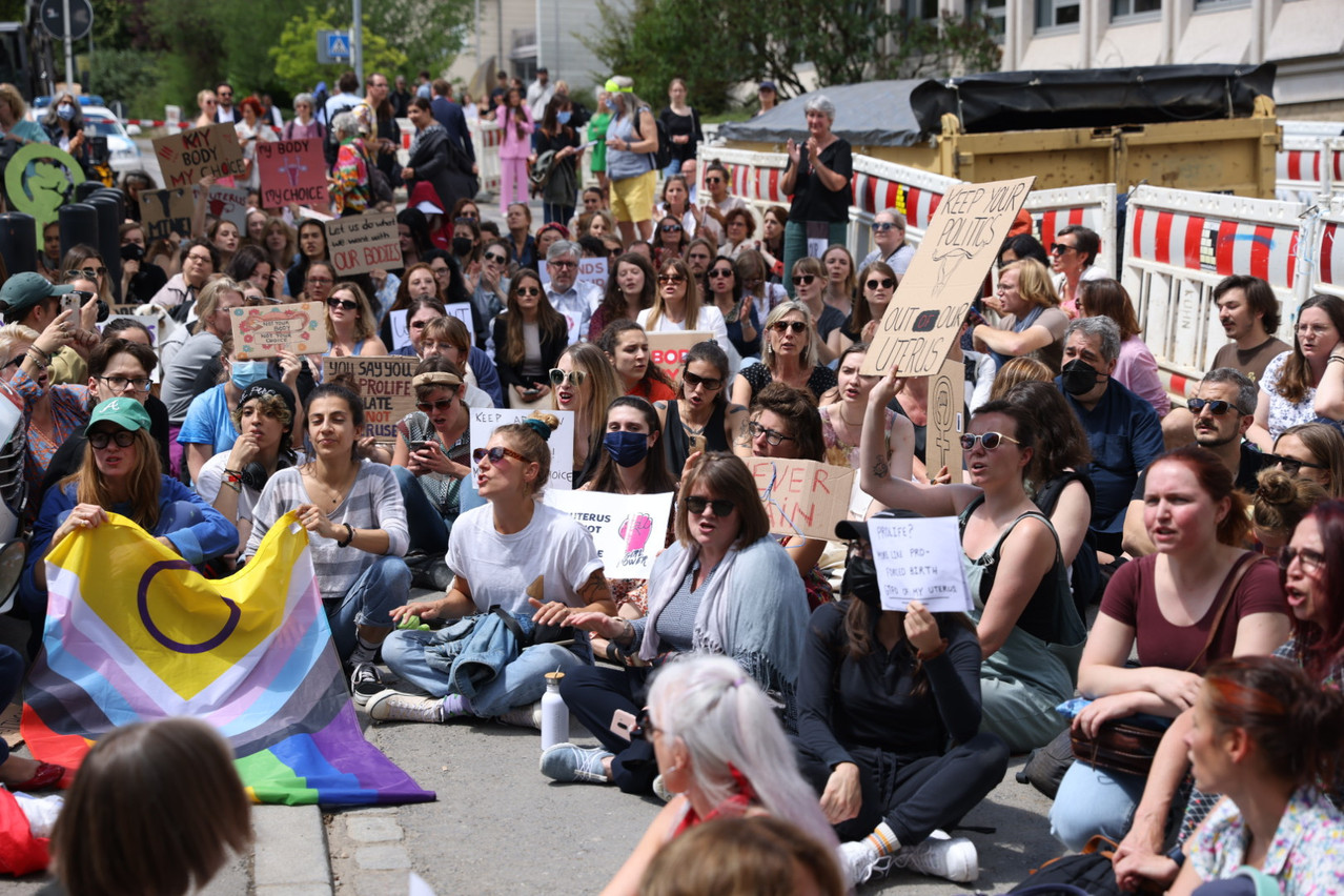 Le planning familial compte 250 participants à son sit-in organisé ce mardi 28 juin, entre 12h30 et 13h. (Photo: Romain Gamba/Maison Moderne)