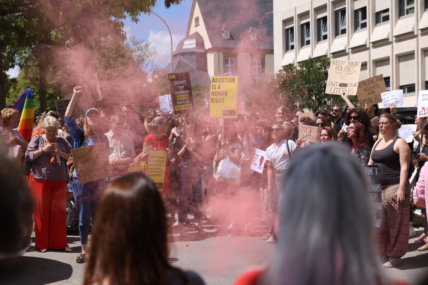 Cris, fumée et slogans s’échappent de la foule. (Photo: Romain Gamba/Maison Moderne)