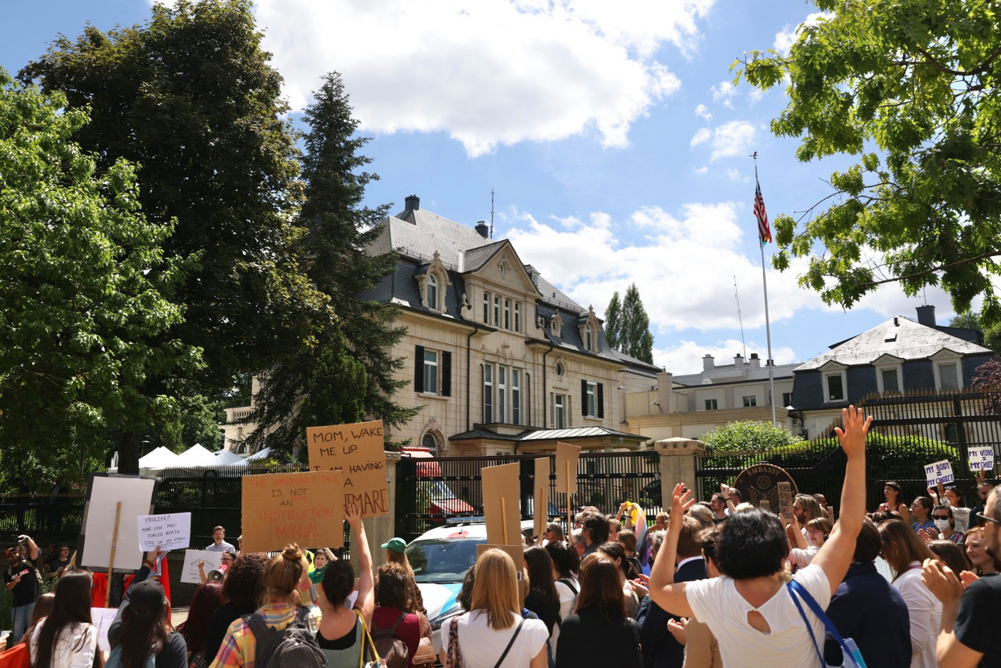 La manifestation s’est tenue devant l’ambassade américaine, lieu symbolique.  (Photo: Romain Gamba/Maison Moderne)