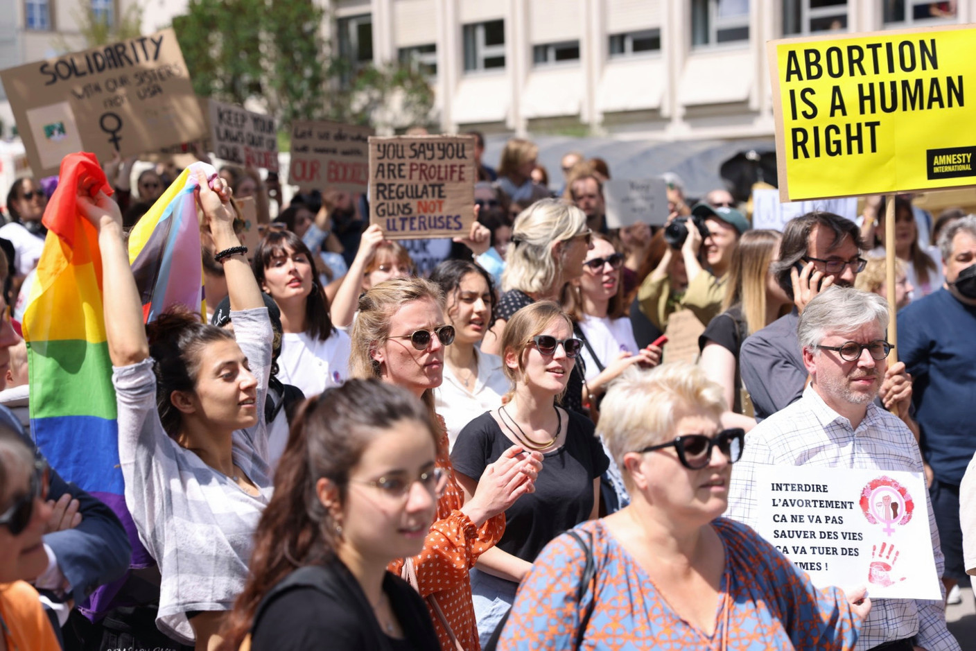 Les manifestants brandissent leurs pancartes et drapeaux. (Photo: Romain Gamba/Maison Moderne)