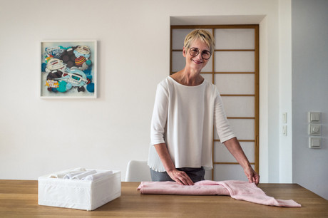 Karin Basenach fait une démonstration de la méthode KonMari pour plier les vêtements. (Photo: Mike Zenari/Maison Moderne)