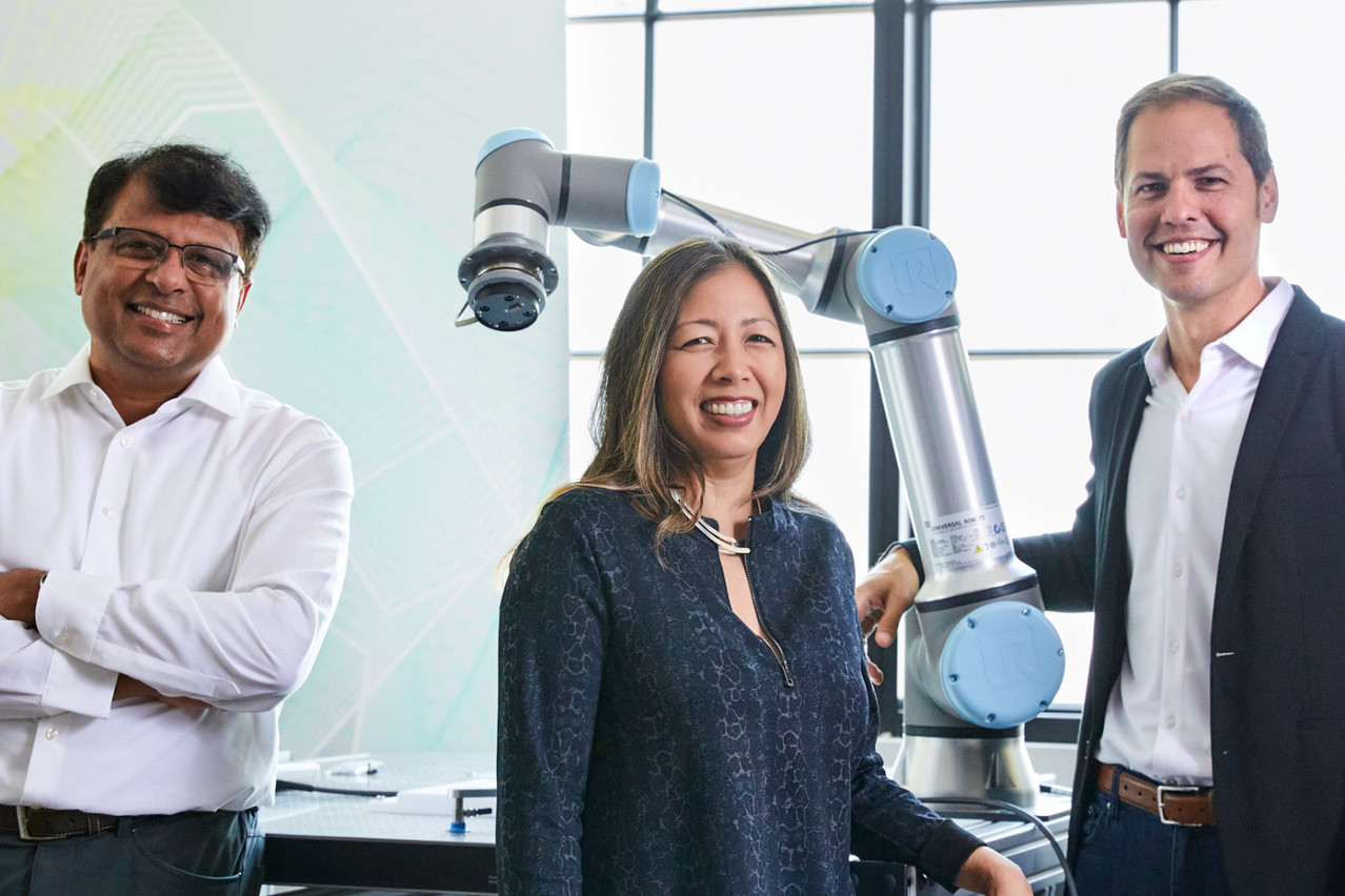 Kartik Venkataraman (ex-CEO d’Akasha Imaging) et Scott Phoenix (ex-CEO de Vicarious) entourent la CEO d’Intrinsic, Wendy Tan White, qui compte faire de cette entreprise du X d’Alphabet le futur pourvoyeur de technologie d’une industrie robotisée. (Photo: Intrinsic)