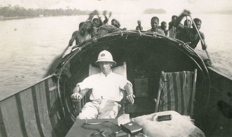 Un fonctionnaire colonial luxembourgeois au Congo belge, sur un bateau mené par des rameurs africains, dans les années 1930. (Photo: Tom Lucas – Collection privée)