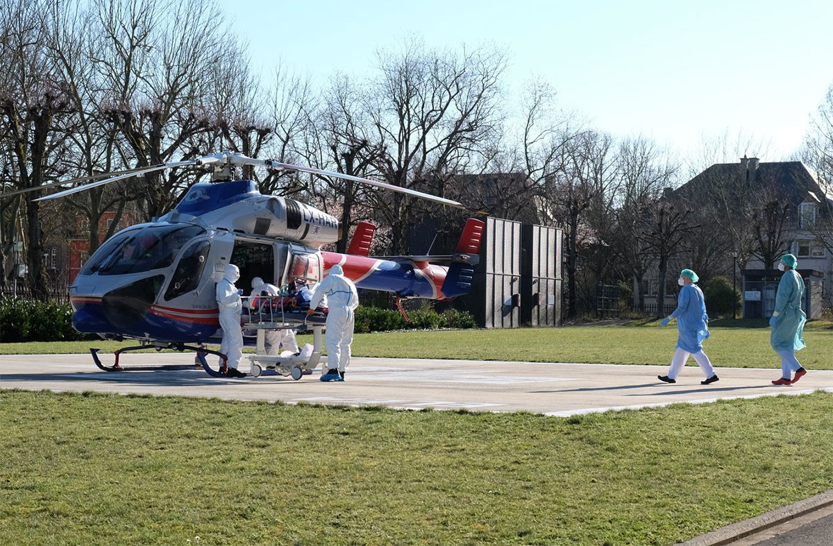 Transfert d’un patient français depuis l’hôpital de Mulhouse vers le Centre hospitalier Emile Mayrisch, le 25 mars dernier. (Photo: Chem Luxembourg / Facebook)