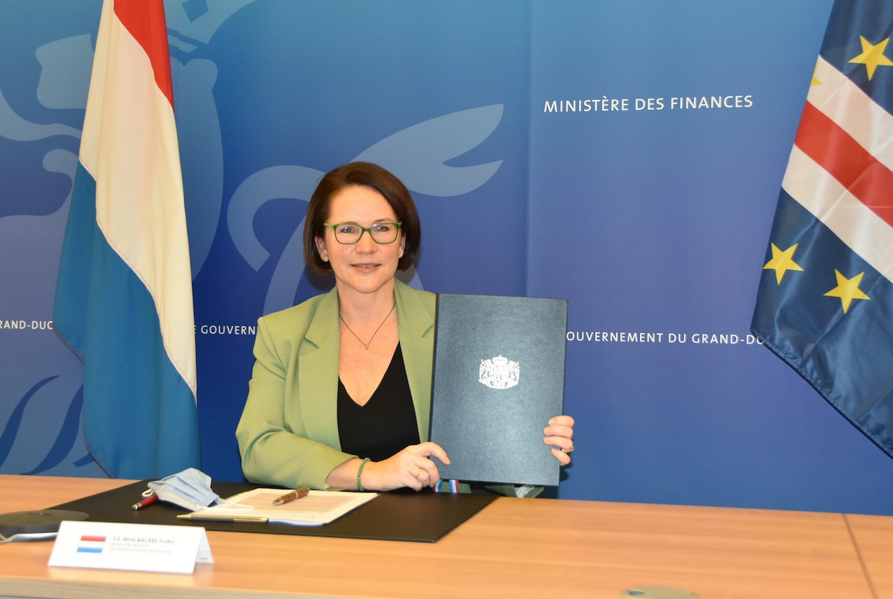 Yuriko Backes, minister of finance, holds the double taxation treaty she signed witth Cape Verde on Thursday 13 January MFIN
