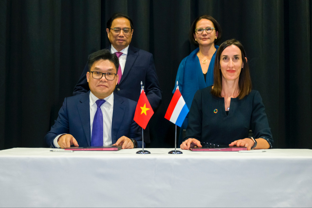 The signing ceremony featured (seated, from left to right) Nguyen Thanh Long, chairman of Vietnam Exchange and Laetitia Hamon, head of sustainable finance at the Luxembourg Stock Exchange. Vietnamese prime minister Pham Minh Chinh and Luxembourg’s finance minister Yuriko Backes also witnessed the signing ceremony. SIP/Jean-Christophe Verhaegen