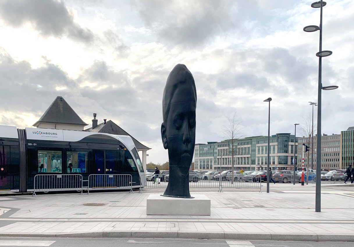 La sculpture «Carlota» de Jaume Plensa est installée au rond-point Robert Schuman à Luxembourg en préambule à Luxembourg Art Week. (Photo: Luxembourg Art Week)