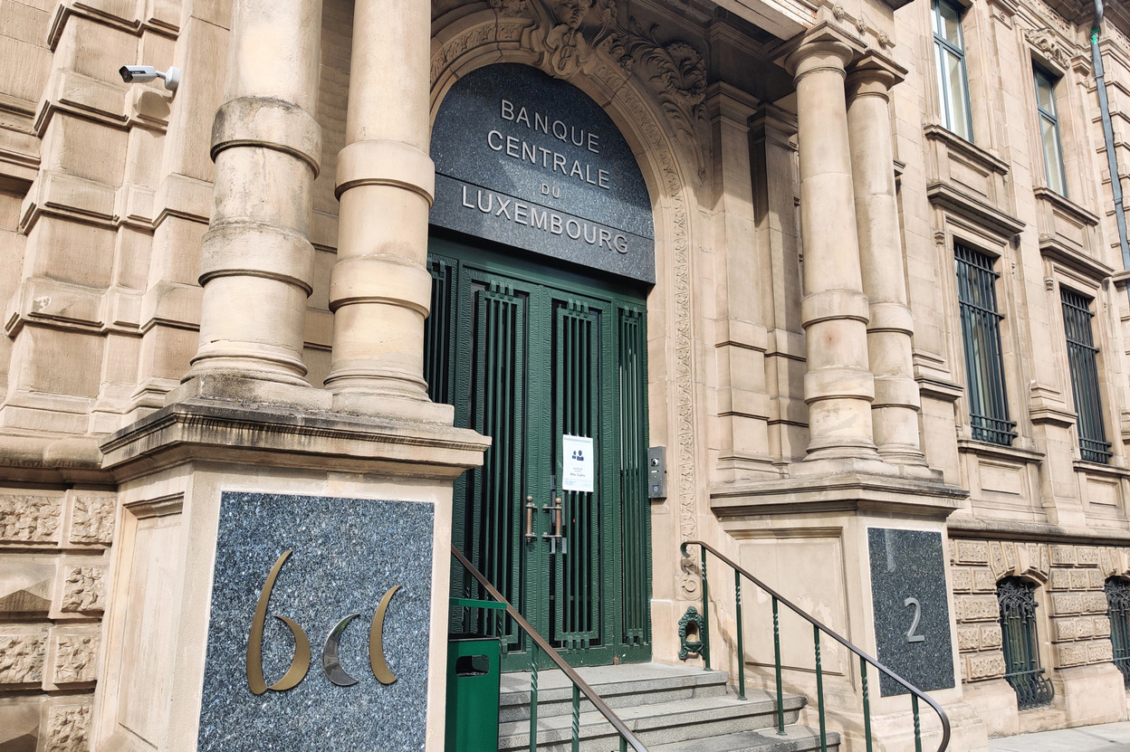 Luxembourg’s credit institutions grew their aggregated balance sheet to €1.009trn in November, even as net interbank lending fell and resident deposits retreated month on month. Library photo: Christophe Lemaire