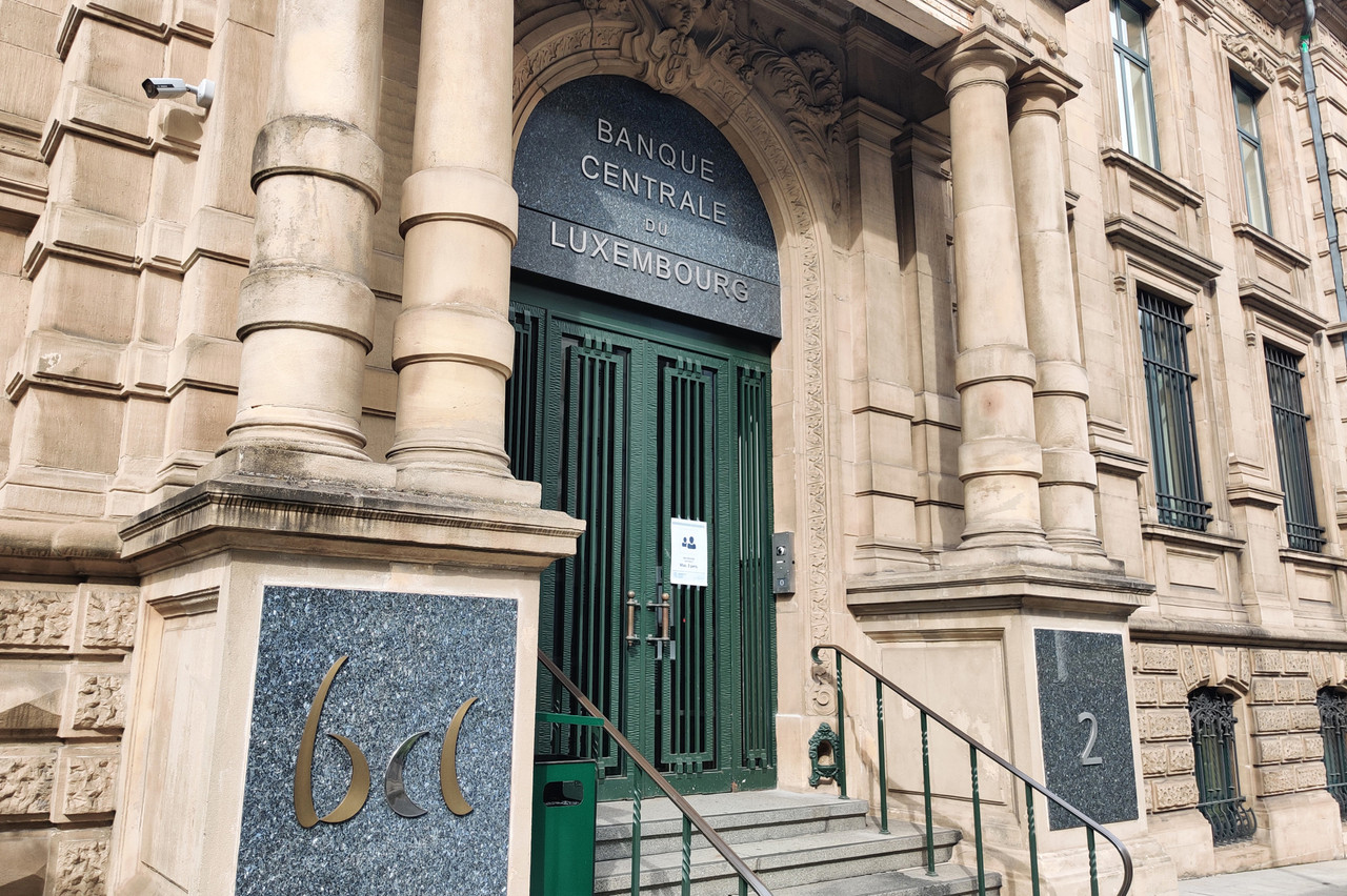 Luxembourg’s credit institutions grew their aggregated balance sheet to €1.009trn in November, even as net interbank lending fell and resident deposits retreated month on month. Library photo: Christophe Lemaire