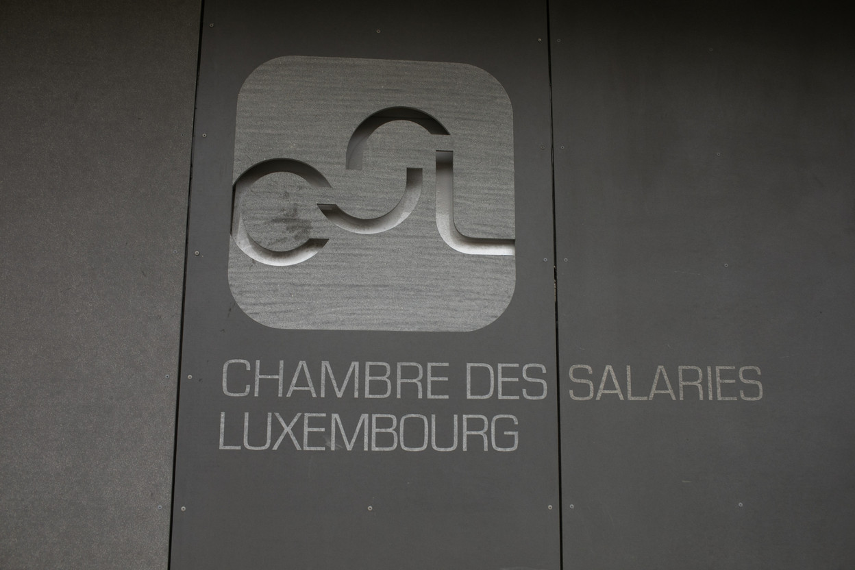 “The longer banks delay passing on a rate increase to their customers’ savings accounts, the more they can increase their interest margins. The same effect occurs when a decrease in key interest rates is not immediately reflected in the variable interest rates of mortgage loans,” said the Luxembourg Chamber of Employees (CSL) in an Econews publication released on Tuesday 20 August. Archive photo: Matic Zorman
