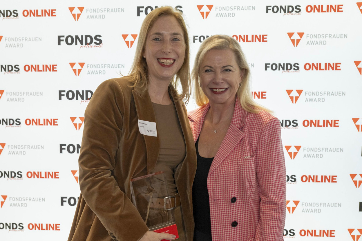 (l-r) Martine Capus of Amundi Luxembourg, winner of the Fondsfrauen ‘s role model of the year award, with Fondsfrauen co-founder Anne Connelly, 13 October 2023. Photo: Fonds Professionell / Christoph Hemmerich