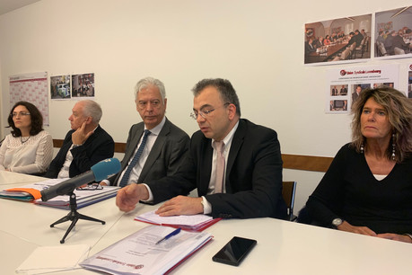 Miguel Vicente Nuñez (3e en partant de la gauche) et Sorin Cristescu (4e en partant de la gauche) exposent l’injustifiable inégalité de traitement dont sont victimes les fonctionnaires européens basés à Luxembourg. (Photo: Paperjam)