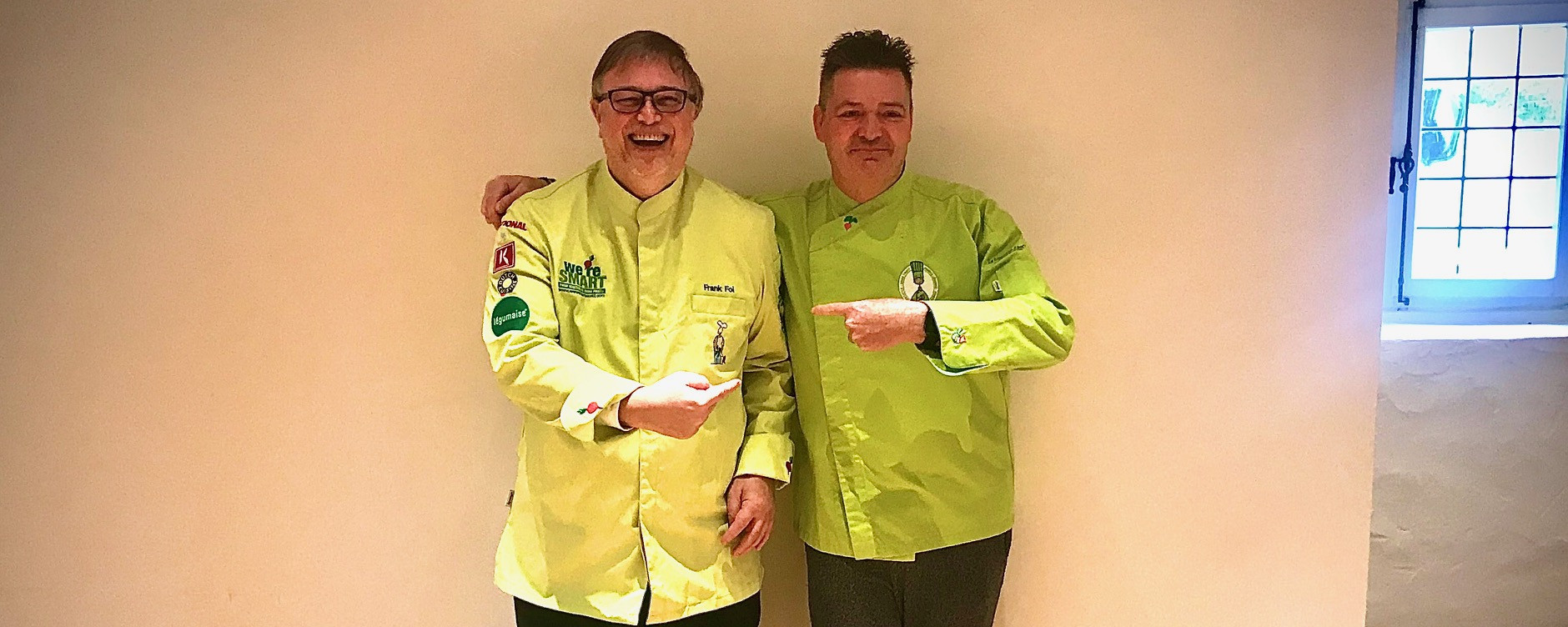Frank Fol (à gauche) présentait lundi la prochaine cérémonie de remise des prix des meilleurs restaurants végétaux du monde à La Distillerie du chef René Mathieu (à droite). Maison Moderne