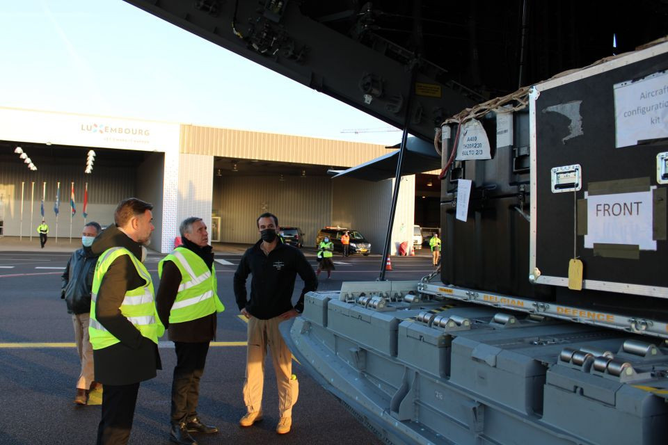 Humanitarian action minister Franz Fayot and defence minister François Bausch took part in the mission which saw the material transported to Burkina Faso’s capital Ouagadougou by an A400M military aircraft, piloted by a Luxembourg military pilot. Directorate of Defence