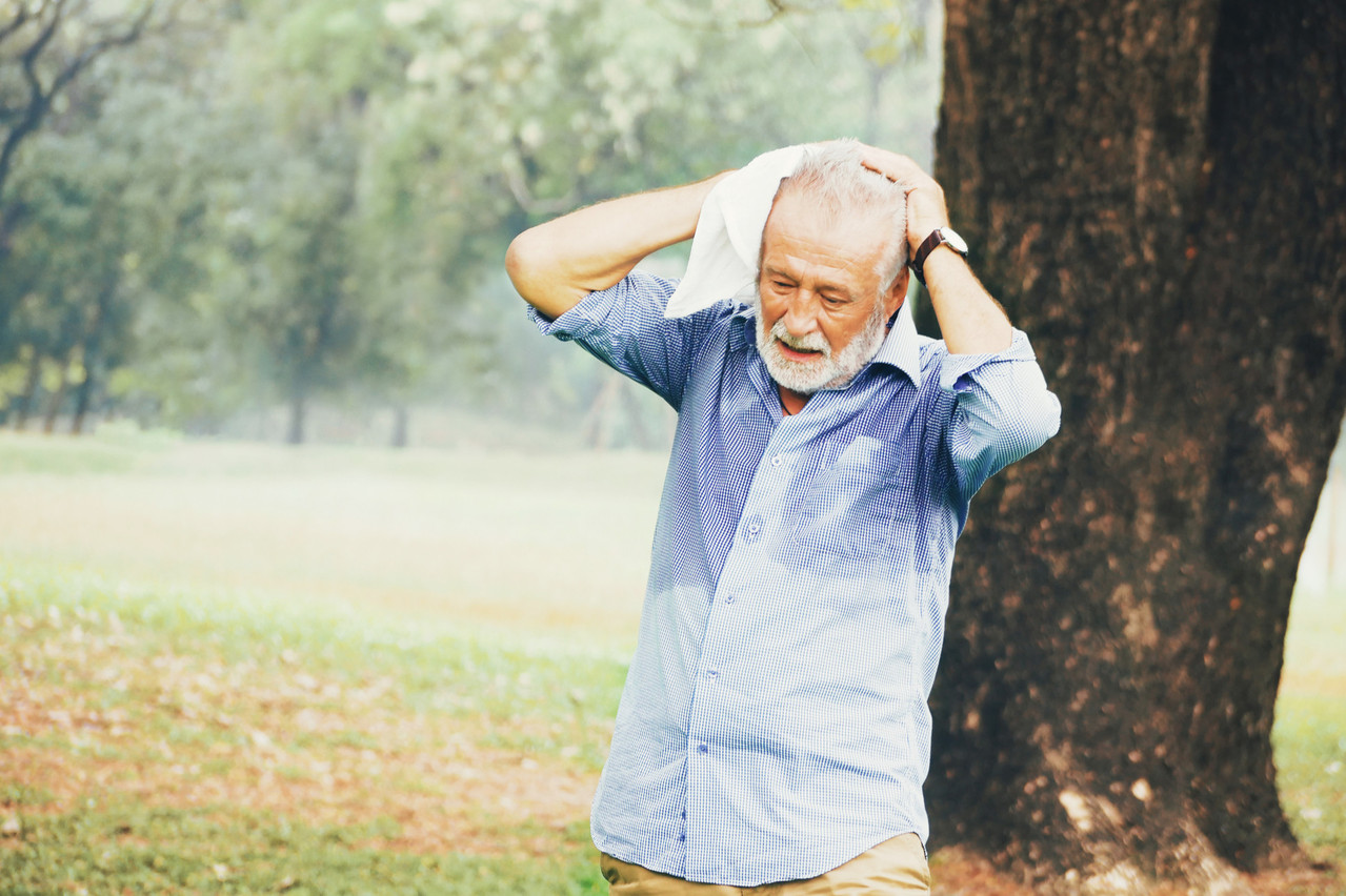 Les personnes âgées peuvent souffrir plus fortement de la chaleur. La vigilance est de mise. (Photo: Shutterstock)