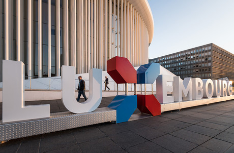 Le logo de la marque nationale luxembourgeoise exposé devant la Philharmonie, à l’occasion des Bauhärepräis 2020. (Photo: Nader Ghavami)